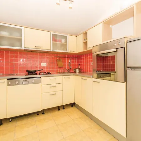 Сasa de vacaciones 2 Bedroom Stunning In Povljana