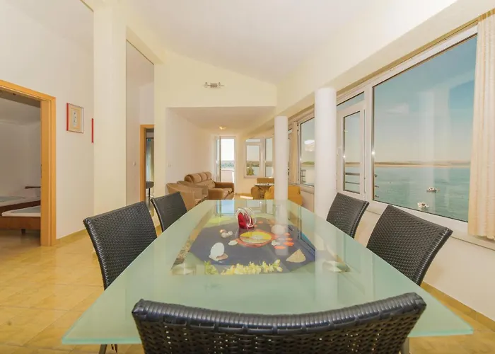2 Bedroom Stunning In Сasa de vacaciones Povljana