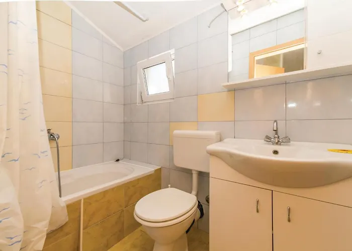 2 Bedroom Stunning In *
