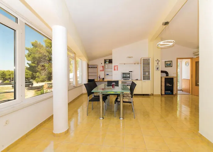 2 Bedroom Stunning In Сasa de vacaciones Povljana