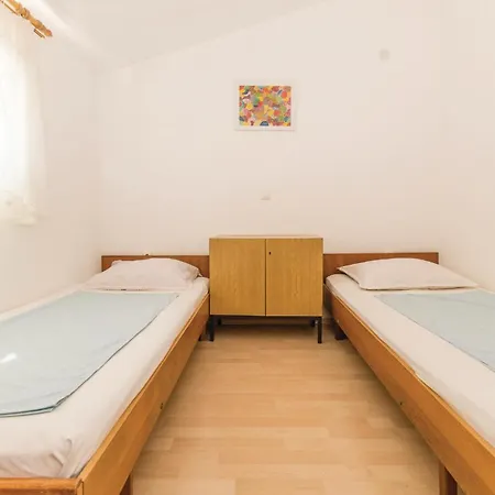 2 Bedroom Stunning In *